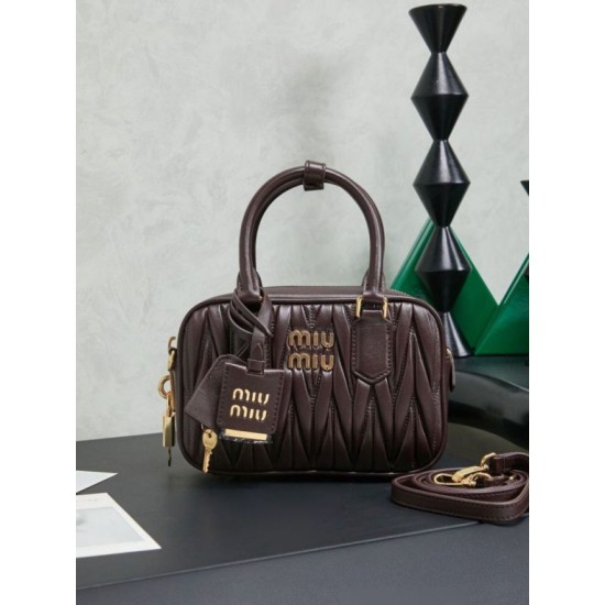 Replica di lusso Borsa tote Miu Miu Arcadie nappa trapuntata 5BB123 Borgogna Imitazioni Cloni Borsa tote Miu Miu Arcadie nappa trapuntata 5BB123 Borgogna firmate