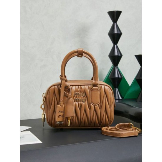 Replica di lusso Borse Imitazioni tote Miu Miu Arcadie nappa trapuntata 5BB123 marrone Imitazioni Cloni Borse Imitazioni tote Miu Miu Arcadie nappa trapuntata 5BB123 marrone firmate