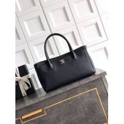 Borsa Pari shopper Chanel Cerf Executive in pelle di vitello nera 32cm