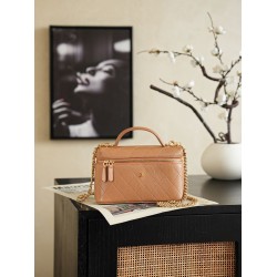 Chanel 26P Beauty case sottile con manico superiore trapuntato e catena AP5100 Marrone