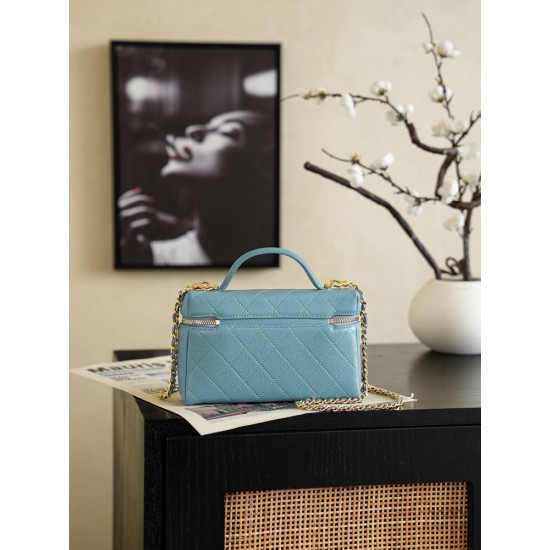 Replica di lusso Chanel 26P Beauty case sottile con manico superiore trapuntato e catena AP5100 Blu Imitazioni Cloni Chanel 26P Beauty case sottile con manico superiore trapuntato e catena AP5100 Blu firmate