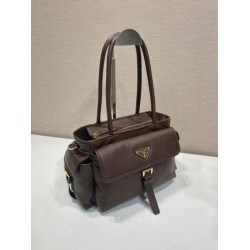 Borsa tote media Prada Explore nappa 1BG596 bordeaux Borsa tote media Prada Explore nappa 1BG596 bordeaux