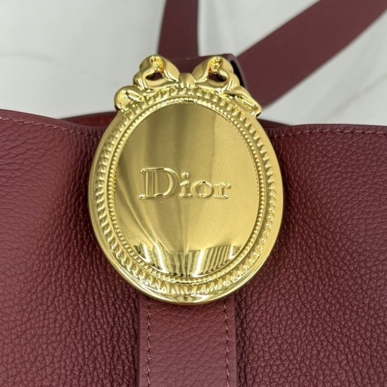 Replica di lusso Borsa a secchiello medio Dior Médaillon M1532 Borgogna Imitazioni Cloni Borsa a secchiello medio Dior Médaillon M1532 Borgogna firmate
