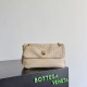 Replica di lusso Borsa a spalla Bottega Veneta Madison Intrecciato Ecru-Muse Imitazioni Cloni Borsa a spalla Bottega Veneta Madison Intrecciato Ecru-Muse firmate