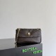 Replica di lusso Borse Imitazioni a tracolla Madison di Bottega Veneta intrecciata Borgogna Imitazioni Cloni Borse Imitazioni a tracolla Madison di Bottega Veneta intrecciata Borgogna firmate