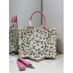 Borse tote Dior Book multicolore con ricamo Daisy Garden e manico rosa Borse tote Dior Book multicolore con ricamo Daisy Garden e manico rosa