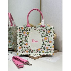 Borse tote Dior Book multicolore con ricamo Daisy Garden e manico rosa