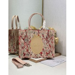 Ricamo della borsa tote Dior Book con medaglione Dior Rosa
