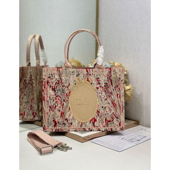 Replica Ricamo della borsa tote Dior Book con medaglione Dior Rosa Imitazioni Replica perfette Ricamo della borsa tote Dior Book con medaglione Dior Rosa
