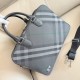 Replica Borse Imitazioni da lavoro Burberry Grid con logo equestre Grigio Imitazioni Replica perfette Borse Imitazioni da lavoro Burberry Grid con logo equestre Grigio