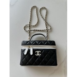 Borsa da toilette sottile Chanel trapuntata con manico superiore AP5330 nera