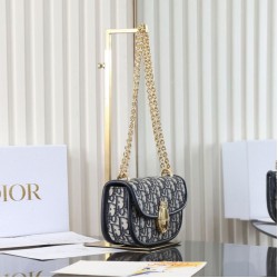 Replica Borsa a tracolla piccola Dior Médaillon M3921 con patta e catena Imitazioni Replica perfette Borsa a tracolla piccola Dior Médaillon M3921 con patta e catena