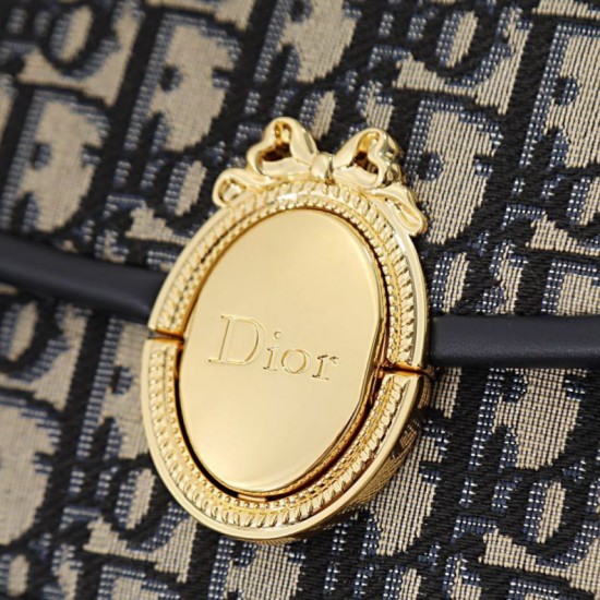 Replica Borsa a tracolla piccola Dior Médaillon M3921 con patta e catena Imitazioni Replica perfette Borsa a tracolla piccola Dior Médaillon M3921 con patta e catena