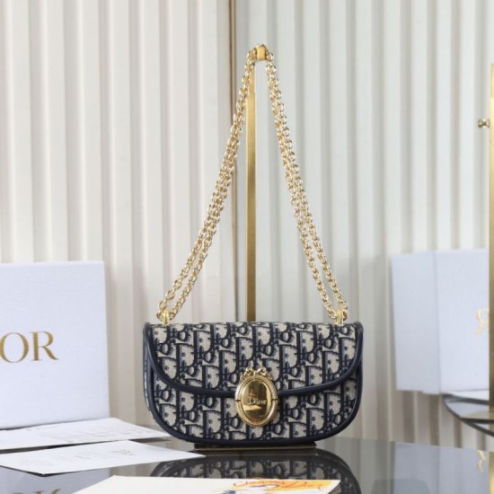Replica Borsa a tracolla piccola Dior Médaillon M3921 con patta e catena Imitazioni Replica perfette Borsa a tracolla piccola Dior Médaillon M3921 con patta e catena