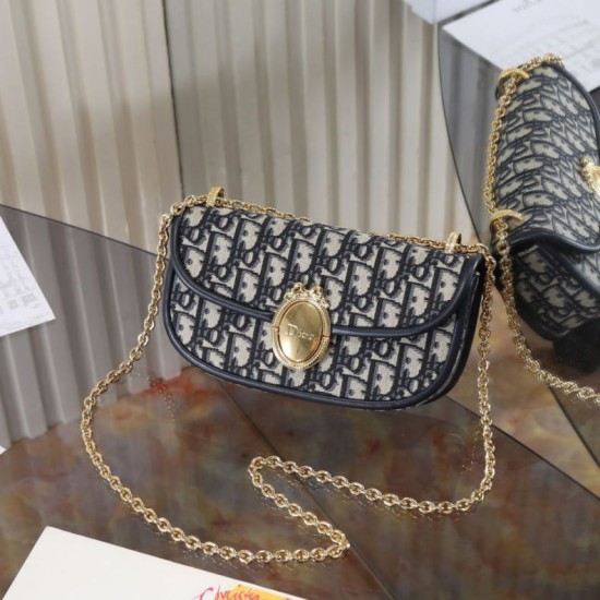Replica Borsa a tracolla piccola Dior Médaillon M3921 con patta e catena Imitazioni Replica perfette Borsa a tracolla piccola Dior Médaillon M3921 con patta e catena