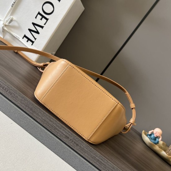 Replica borse griffate a tracolla Loewe Hammock Hobo classica Marrone Imitazioni Replica perfette Imitazioni borse griffate a tracolla Loewe Hammock Hobo classica Marrone