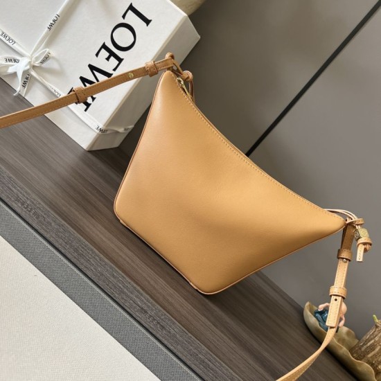 Replica borse griffate a tracolla Loewe Hammock Hobo classica Marrone Imitazioni Replica perfette Imitazioni borse griffate a tracolla Loewe Hammock Hobo classica Marrone