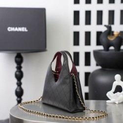 Replica Borsa triangolare trapuntata Chanel AS6392 nera Imitazioni Replica perfette Borsa triangolare trapuntata Chanel AS6392 nera