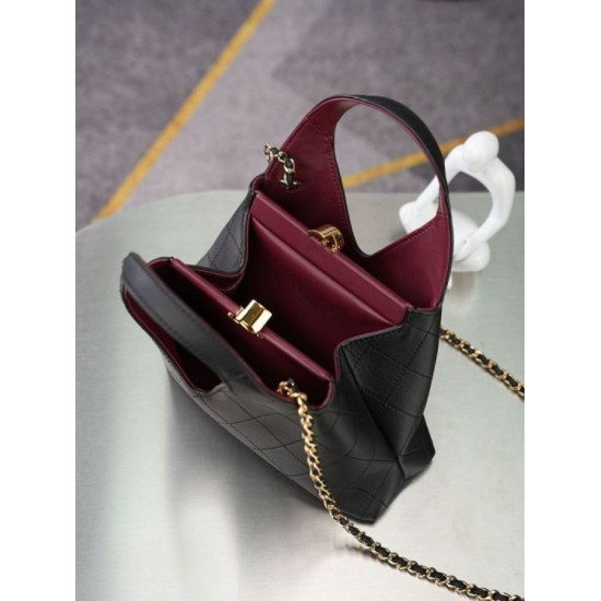 Replica Borsa triangolare trapuntata Chanel AS6392 nera Imitazioni Replica perfette Borsa triangolare trapuntata Chanel AS6392 nera