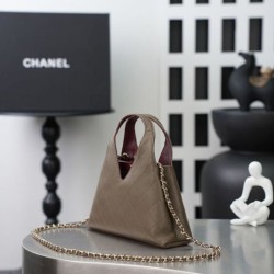 Replica Borsa triangolare trapuntata Chanel AS6392 grigio Imitazioni Replica perfette Borsa triangolare trapuntata Chanel AS6392 grigio