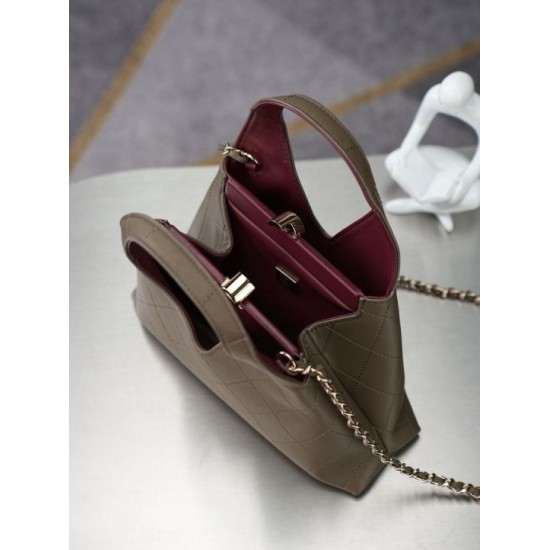 Replica Borsa triangolare trapuntata Chanel AS6392 grigio Imitazioni Replica perfette Borsa triangolare trapuntata Chanel AS6392 grigio