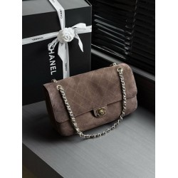 Chanel Flap Maxi AS6281 scamosciata con catena Chanel Flap Maxi AS6281 scamosciata con catena