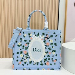 Replica Perfetta Borsa a mano Dior Book Tote Médaillon con ricami floreali multicolore Blu