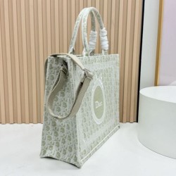 Replica di alta qualità Borsa a mano Dior Book Tote Médaillon con ricamo a trifoglio verde chiaro Replica Perfetta Borsa a mano Dior Book Tote Médaillon con ricamo a trifoglio verde chiaro