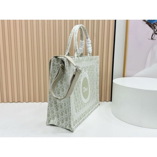 Replica di alta qualità Borsa a mano Dior Book Tote Médaillon con ricamo a trifoglio verde chiaro Replica Perfetta Borsa a mano Dior Book Tote Médaillon con ricamo a trifoglio verde chiaro