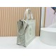 Replica di alta qualità Borsa a mano Dior Book Tote Médaillon con ricamo a trifoglio verde chiaro Replica Perfetta Borsa a mano Dior Book Tote Médaillon con ricamo a trifoglio verde chiaro