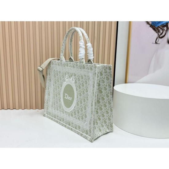 Replica di alta qualità Borsa a mano Dior Book Tote Médaillon con ricamo a trifoglio verde chiaro Replica Perfetta Borsa a mano Dior Book Tote Médaillon con ricamo a trifoglio verde chiaro