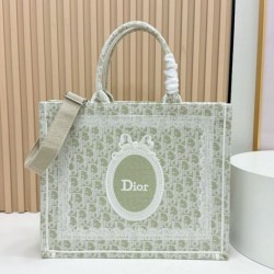 Replica Perfetta Borsa a mano Dior Book Tote Médaillon con ricamo a trifoglio verde chiaro
