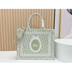 Borsa a mano Dior Book Tote Médaillon con ricamo a trifoglio verde chiaro