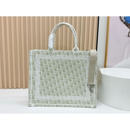 Replica di alta qualità Borsa a mano Dior Book Tote Médaillon con ricamo a trifoglio verde chiaro Replica Perfetta Borsa a mano Dior Book Tote Médaillon con ricamo a trifoglio verde chiaro