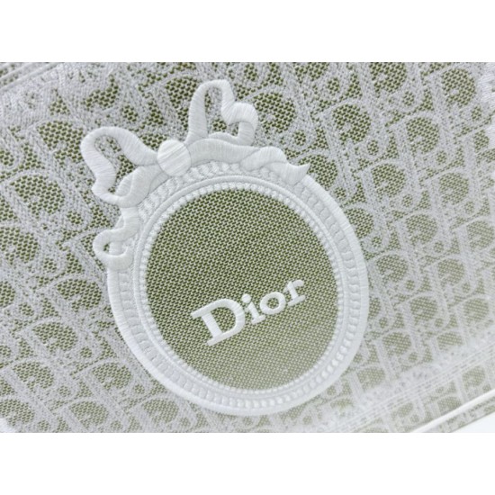 Replica di alta qualità Borsa a mano Dior Book Tote Médaillon con ricamo a trifoglio verde chiaro Replica Perfetta Borsa a mano Dior Book Tote Médaillon con ricamo a trifoglio verde chiaro