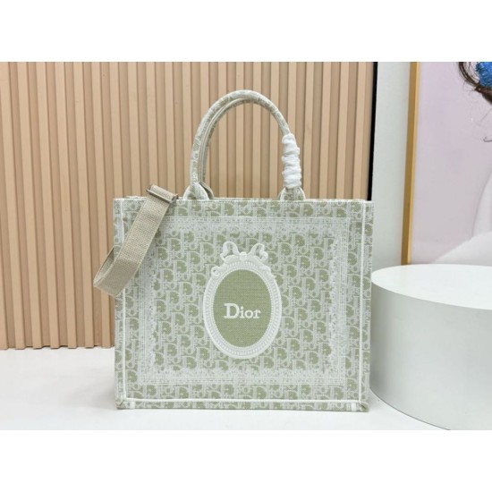 Replica di alta qualità Borsa a mano Dior Book Tote Médaillon con ricamo a trifoglio verde chiaro Replica Perfetta Borsa a mano Dior Book Tote Médaillon con ricamo a trifoglio verde chiaro