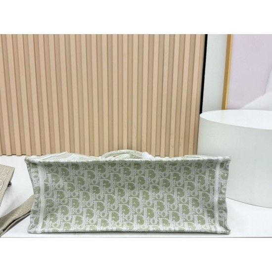 Replica di alta qualità Borsa a mano Dior Book Tote Médaillon con ricamo a trifoglio verde chiaro Replica Perfetta Borsa a mano Dior Book Tote Médaillon con ricamo a trifoglio verde chiaro