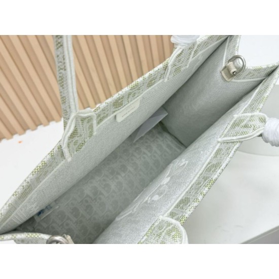 Replica di alta qualità Borsa a mano Dior Book Tote Médaillon con ricamo a trifoglio verde chiaro Replica Perfetta Borsa a mano Dior Book Tote Médaillon con ricamo a trifoglio verde chiaro