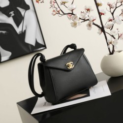 Replica di alta qualità Borsa a tracolla busta Chanel AS6223 nera Replica Perfetta Borsa a tracolla busta Chanel AS6223 nera