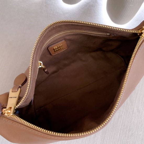 Replica di alta qualità Borsa a tracolla Spirit Hobo Miu Miu 5BC216 nappa Marrone Replica Perfetta Borsa a tracolla Spirit Hobo Miu Miu 5BC216 nappa Marrone