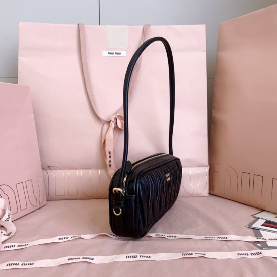 Replica Perfetta Pochette Miu Miu In Nappa Matelassé 5NE024 Nero