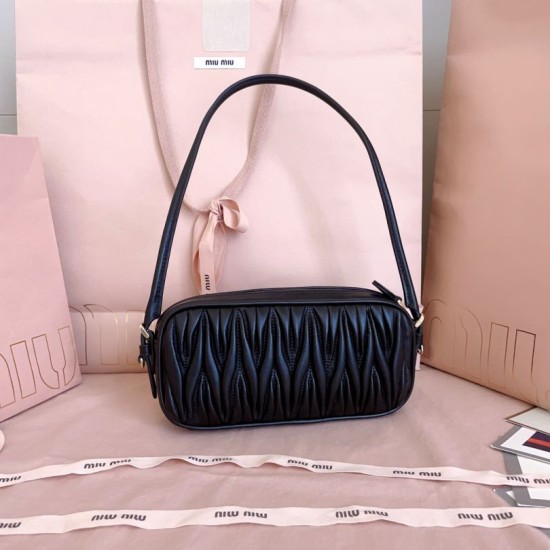 Replica Perfetta Pochette Miu Miu In Nappa Matelassé 5NE024 Nero