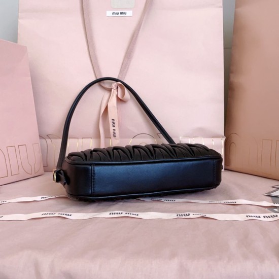 Replica Perfetta Pochette Miu Miu In Nappa Matelassé 5NE024 Nero