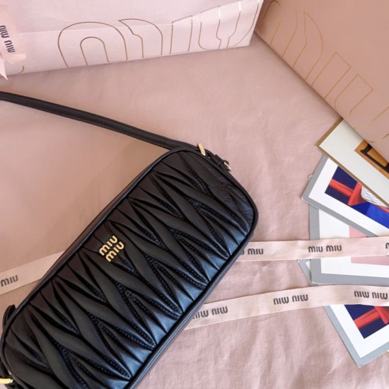 Replica Perfetta Pochette Miu Miu In Nappa Matelassé 5NE024 Nero