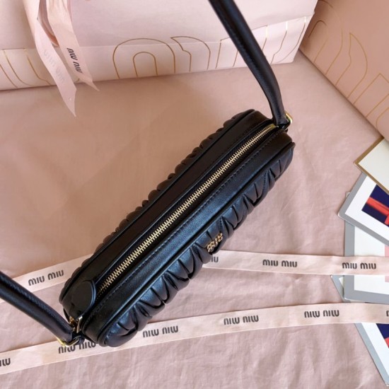 Replica Perfetta Pochette Miu Miu In Nappa Matelassé 5NE024 Nero