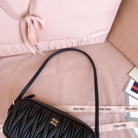 Replica Perfetta Pochette Miu Miu In Nappa Matelassé 5NE024 Nero
