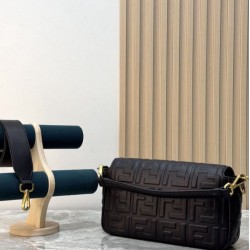 Replica Borsa Baguette classica Fendi con motivo a lettere FF in rilievo 3D Nero Replica Borsa Baguette classica Fendi con motivo a lettere FF in rilievo 3D Nero