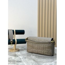 Borsa Baguette classica Fendi con motivo a lettere FF in rilievo 3D Kaki