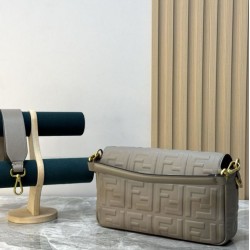 Replica Perfetto Borsa Baguette classica Fendi con motivo a lettere FF in rilievo 3D Kaki Replica Perfetto Borsa Baguette classica Fendi con motivo a lettere FF in rilievo 3D Kaki