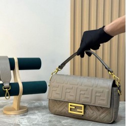 Replica Perfetto Borsa Baguette classica Fendi con motivo a lettere FF in rilievo 3D Kaki